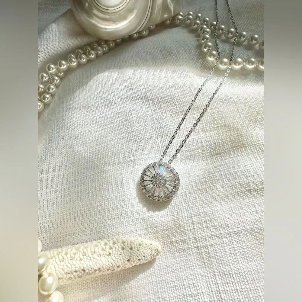 SparklyĀ cubicāzirconiaā
pendantānecklace